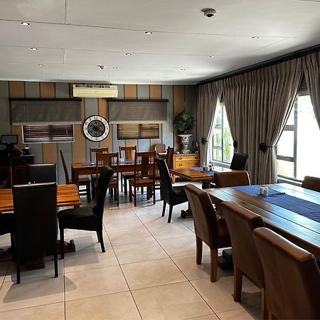 Meyers Guesthouse Jwaneng Kültér fotó